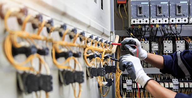 Professional Electrician technician working in Belle Plaine, IA